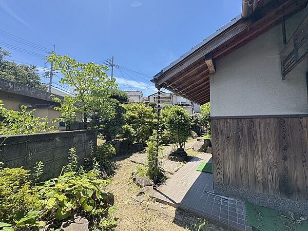 【現地写真】LDKは14.4帖ございます。ソファやテーブルを置いてもゆとりがあり、一家だんらんの空間になりますね。