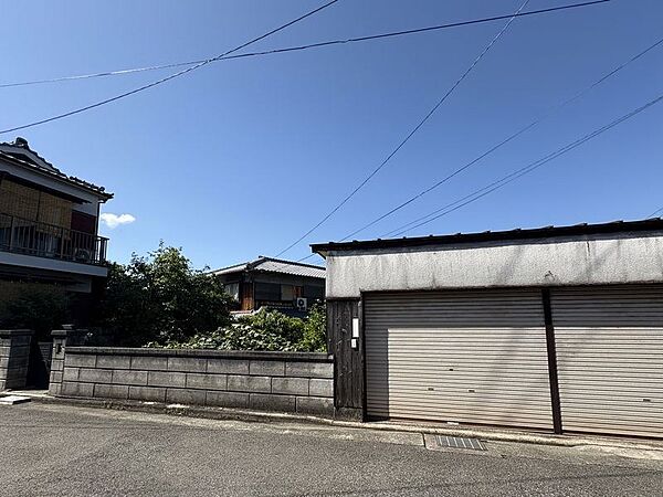 【現地写真】周辺にはサンディ川西西多田店（徒歩1分）やミニストップ川西西多田店（徒歩3分）などお買い物に便利な施設が整っております。