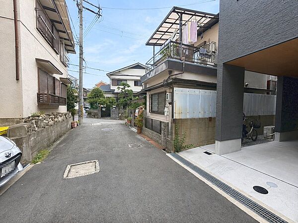 【前面道路含む現地写真】周辺には食品館アプロ豊中春日店（徒歩5分）やファミリーマート豊中春日町店（徒歩2分）があり、日々の生活に便利な立地となっております。