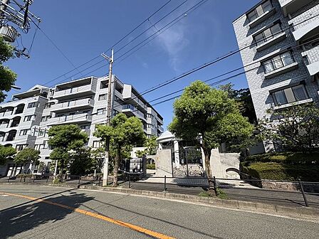 【外観写真】大阪モノレール線「豊川」駅まで徒歩約12分。通勤・通学にも利用しやすい立地で、周辺には生活利便施設が揃った暮らしやすい住環境が広がります。