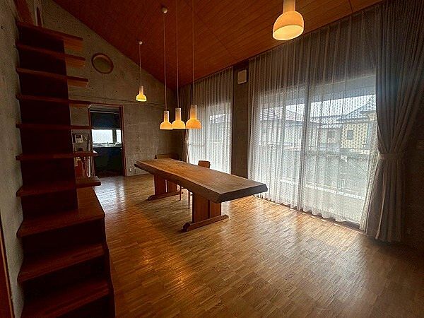 【リビング】1階と2階でそれぞれLDKがございます。2世帯でのお住まいにも向いていて、十分な広さがございます。