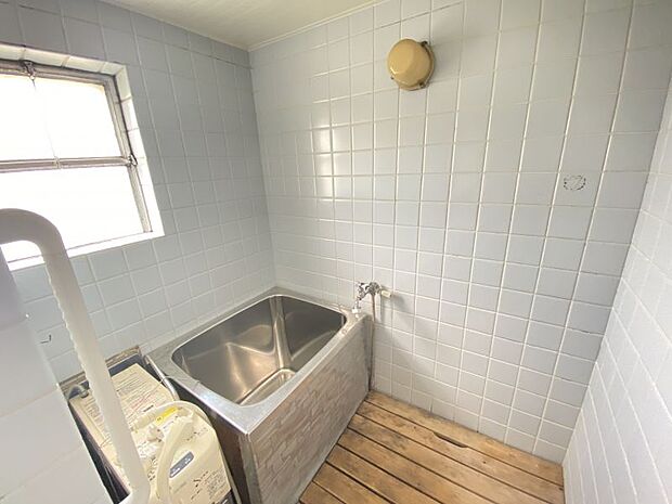 浴室には小窓が付いており、湿気がこもりやすい夏にはありがたいですね☆