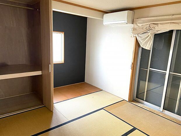 【1階和室】約8.0帖のリビングに隣接した和室です。フローリングとは違った心地の良い畳でくつろげる空間です♪
