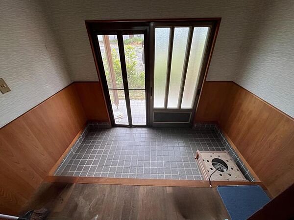 【西側平屋建て】玄関です。玄関ドアからやさしい光が差し込む明るい玄関になっております。