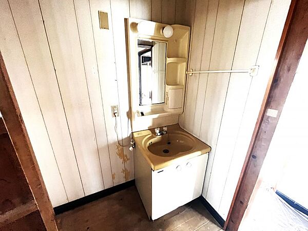 【西側平屋建て】洗面室です。壁紙と柱の色調がモダンな雰囲気で素敵ですね♪