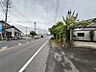 外観：見通しの良い前面道路で幅員約14.5メートルとゆとりがあるため車の出入りも安心ですね。