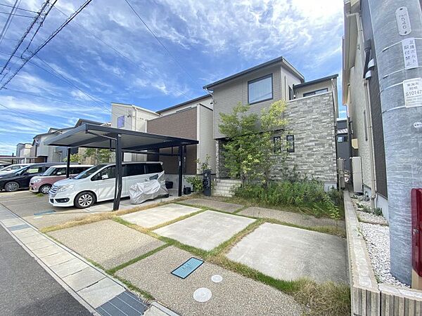 駐車スペースには、並列で2台の駐車が可能！ゆとりある広さがございます♪
