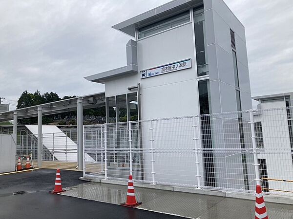 名鉄河和線「加木屋中ノ池」駅　徒歩約16分（約1264ｍ）東海市の要望により新設された駅。北改札口は西知多総合病院のアクセス口でもあります。