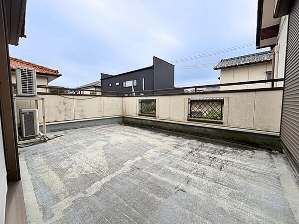 バルコニーでビールを飲みながら夜景を見られます。この空間を味わってみませんか？