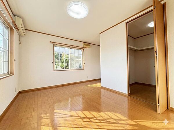 二面彩光の明るい洋室。大きな収納スペースがあり、洋服や季節の物など沢山収納出来ます♪