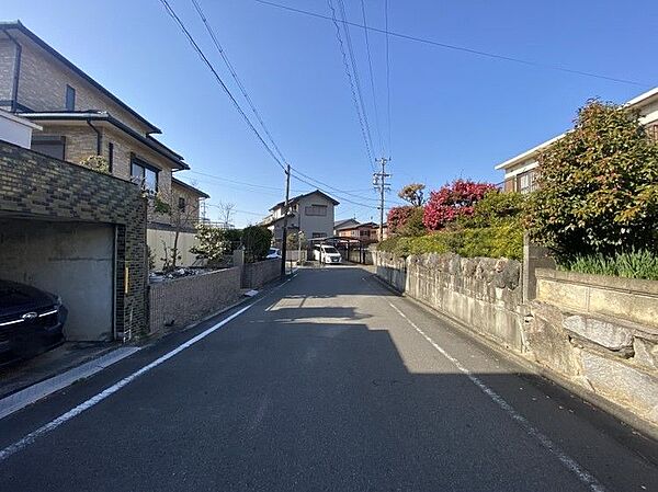 前面道路も広く車の出し入れも安心です。