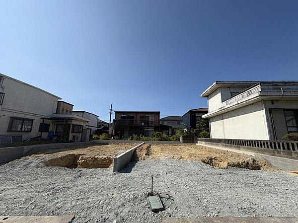 南面道路で日当たり良好です。名鉄河和線 「八幡新田」駅まで徒歩約14分。名古屋駅まで乗り換えなしで約30分です。