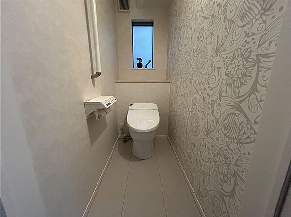手すり付きの広めのトイレはご年配の方にも安心です！