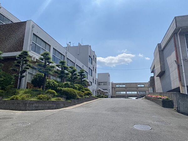 富木島中学校まで　1093m　徒歩約14分●校訓「自学、真心、鍛錬」富木島中学校にはマスコットキャラクターの富喜丸くんが！富喜丸くん日記では生徒たちの日々の様子を紹介しています。
