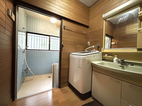 広めの洗面脱衣室には洗濯機も設置可能です◎