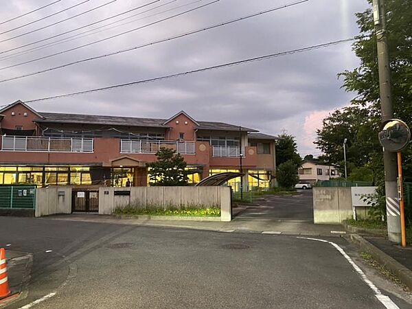 新田保育園まで　1200m　徒歩約15分●受入年齢：生後6か月～。午前7時15分から午後7時まで。定員120人。電車が良く見えるのんびりした保育園。