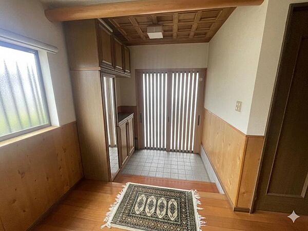 住まう人も来客時も入った時にワクワクさせてくれる広々とした玄関♪開放的な印象を与えます。