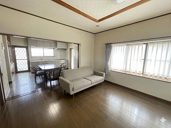 3面から採光が取れる明るい室内♪理想のインテリアプランが叶う、ワイドなリビングです！