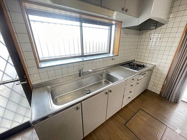 窓からの日の光で、手元が明るくお料理が出来ます。手元を見られたくない方にもお勧めのキッチンです◎