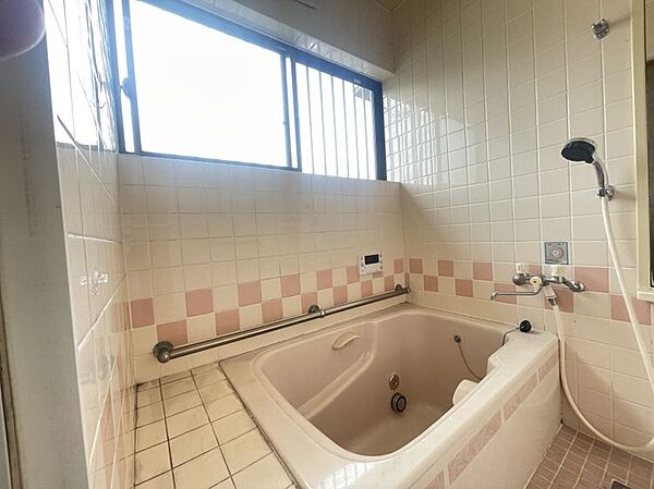 湿気のこもりやすい浴室には窓がついています。換気扇を使わない換気が可能です！