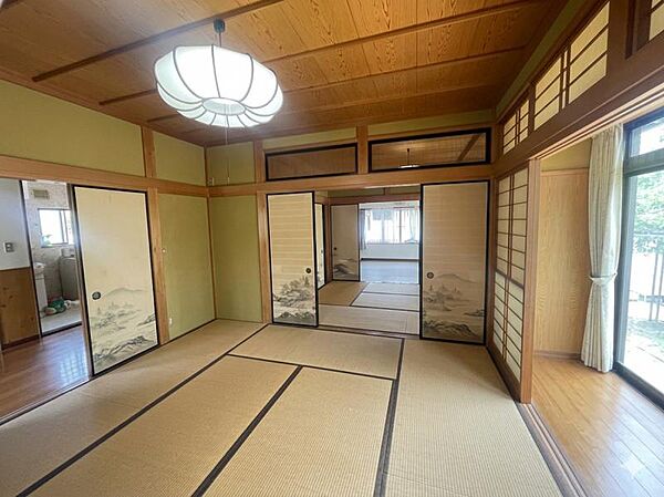 和室派の方に嬉しい落ち着いたスペース。板の間があり広く感じます。ゆっくりくつろげる空間です♪