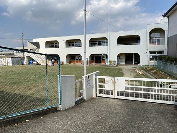富木島保育園まで　720m　徒歩約9分●開所時間：07：30～19：00　緑の芝生で覆われています。また、遠足、運動会、七夕会、クリスマス会、ひな祭り会などの季節の行事も行われます