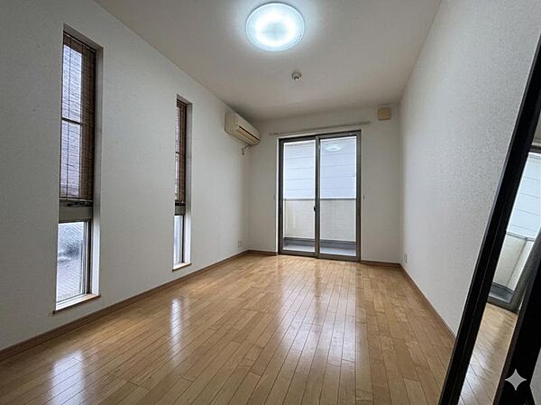 2方向から光が入る開放的な洋室。お部屋全体が明るく、爽やかな毎日を過ごせます！