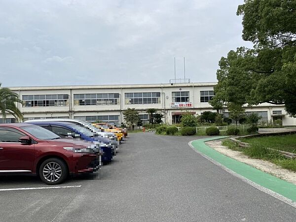 名和小学校まで　964m　徒歩約13分　教育目標「知、徳、体」の調和のとれた、心身ともに健康で人間性豊かな児童の育成。地域の伝統にも親しむことのできる学校です。