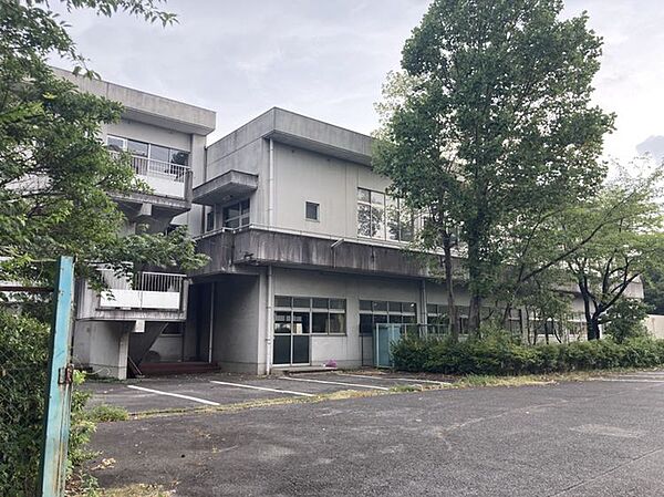 名和中学校　徒歩約27分（約2130ｍ）「ひびけ歌声とどけ心に」をテーマに合唱に力を入れた特色ある学校づくりを展開している中学校です。