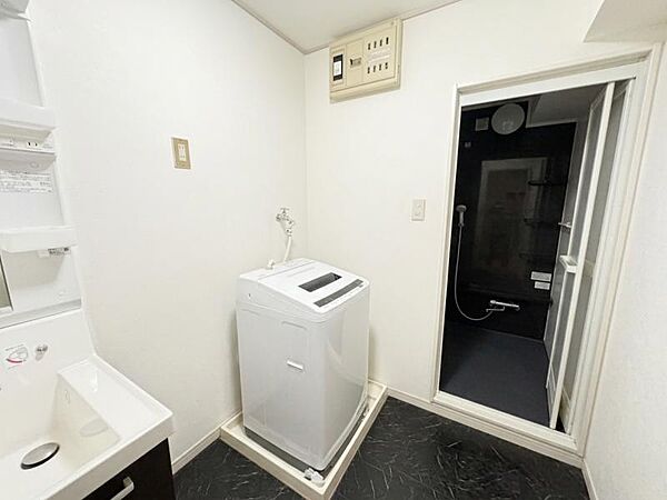 洗面室。洗面台横にゆとりがあるため、棚を置いてタオルなど収納できます◎