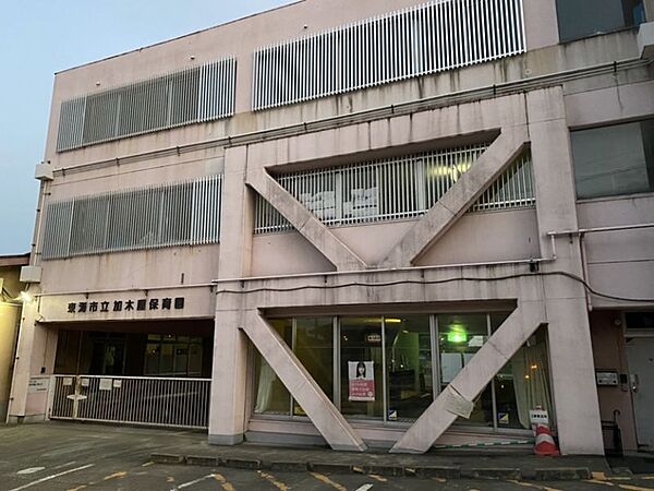加木屋保育園まで　1500m　徒歩約19分●開所時間：07：30～19：00　名鉄河和線南加木屋駅へは徒歩11分の所要時間です。古くからの住宅地の中にあり、小学校と隣接しています。