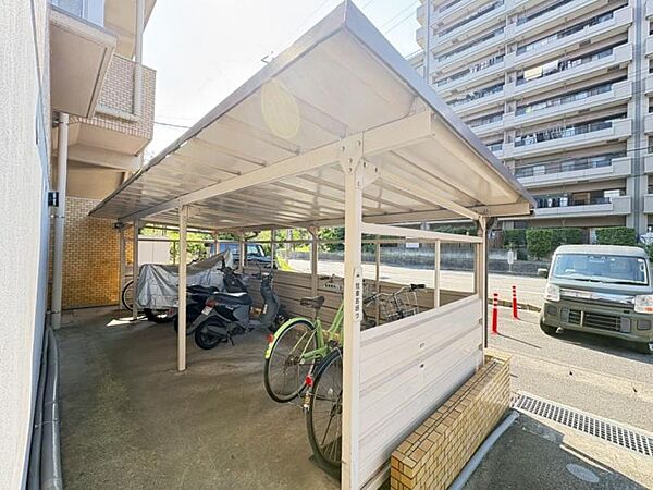 駐輪場は屋根付きのため雨に濡れにくく、乗る時も快適です！