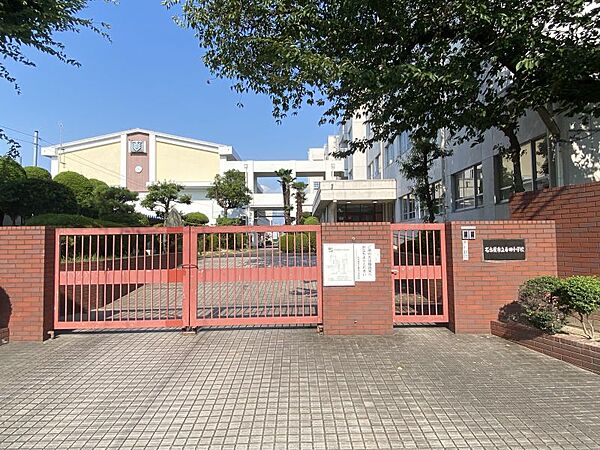 春田小学校まで　626m　徒歩約8分●みんなとつくる楽しい授業を通して自他を大切に、夢や希望に向かって生きる子どもたちの育成を目標にしているそうです
