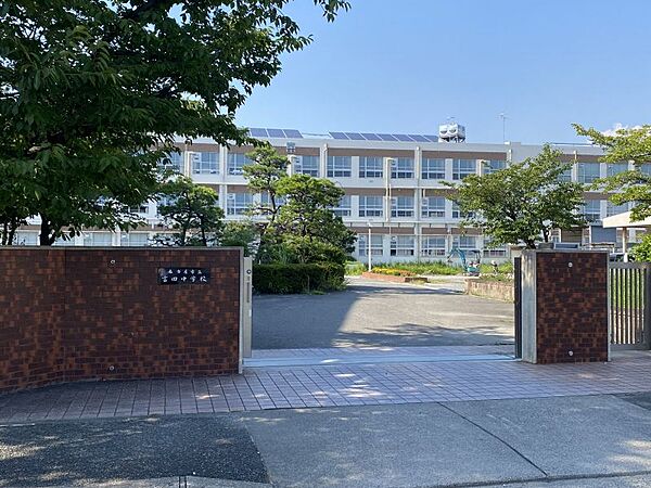 富田中学校まで　556m　徒歩約7分●【校訓】自治・奉仕　豊かな心と自ら学ぶ意欲をもち社会の変化に対応できる青少年の育成を目標。室内外の部活動があるそうです。