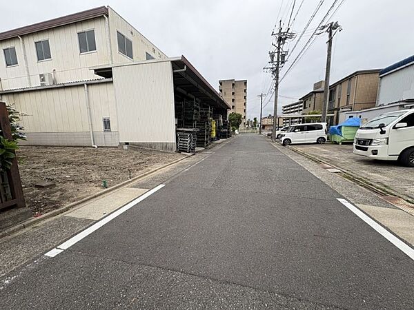 前面道路は幅員約6.5ｍで交通量が少なく、駐車もラクラク◎