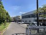 周辺：八幡小学校まで　1767m　徒歩約23分●校訓「強くてじょうぶな　心とからだ、よくはたらく　頭と手、きまり正しく　ぎょうぎよく」、八幡らしさをもった愛される学校を目指しています。