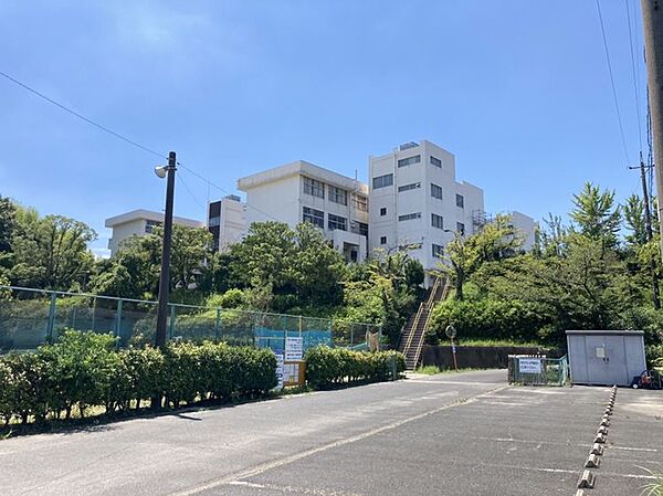 八幡中学校まで　1742m　徒歩約22分●避難された方が困らないように防災機器管理材を常備してます。年一回体育の部・文化の部の二日間にわたって行われる「飛翔祭」という行事があります。