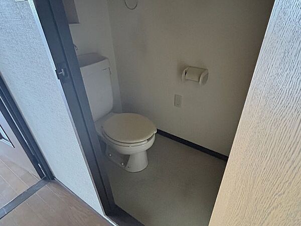 清潔感のあるトイレ。設備の変更をご希望の方にはリフォームもご提案できます。ぜひご相談ください。