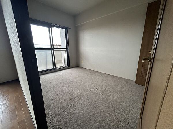 お部屋がバルコニーに面しているので、明るい光が差し込んできますね。風も入ってくるので、快適な暮らしを送っていただけます。