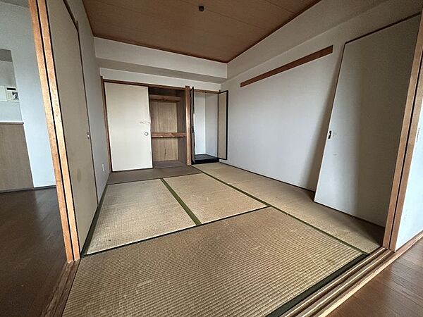 リビングに隣接した和室です。客間としても家族のくつろぎの部屋としても、使い方いろいろです！畳の温かみはフローリングにはない良さです◎