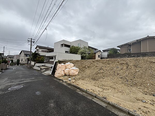 幅員6ｍ以上！交通量少なめなので毎日のお車の出し入れも安心です♪