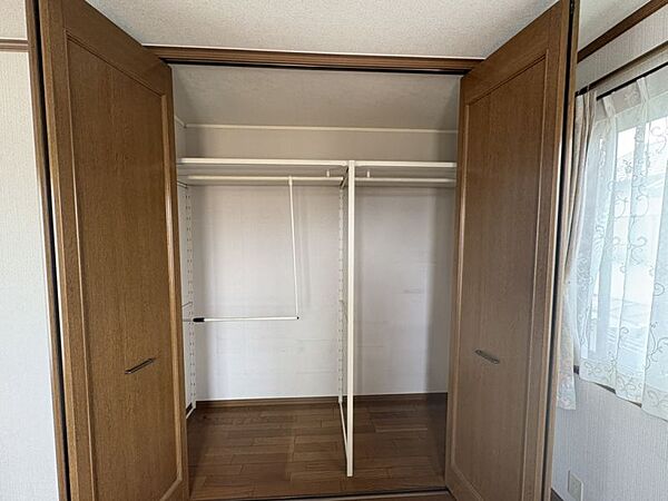 棚付きクローゼットで小物も整理しやすく、室内がすっきり片付きます！