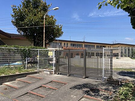 岡田西保育園まで 1300m 徒歩約17分●受入年齢:生後3か月から5歳までの定員160人。開園時間は午前7時から午後7時まで。園内の遊具も充実しておりゆとりのある活動ができる。