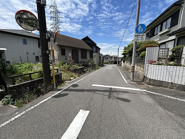 見通しの良い直線道路。毎日の駐車も安心です！
