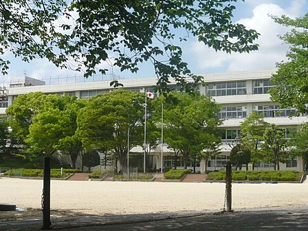 大府中学校まで　1231m　徒歩約16分●校訓「親和」バトミントン、陸上、ソフトテニス、吹奏楽、軟式野球、バレーボール、水泳などの部活動が盛んです。
