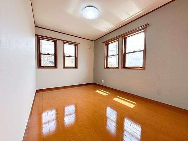 6.5帖洋室はベッドやデスクもゆとりを持って配置でき、クローゼット付きで収納も充実しています