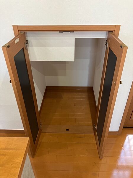 キッチン横に備え付けられたストレージは、食品や飲料のストック、調理器具などをすっきりと収納できます。