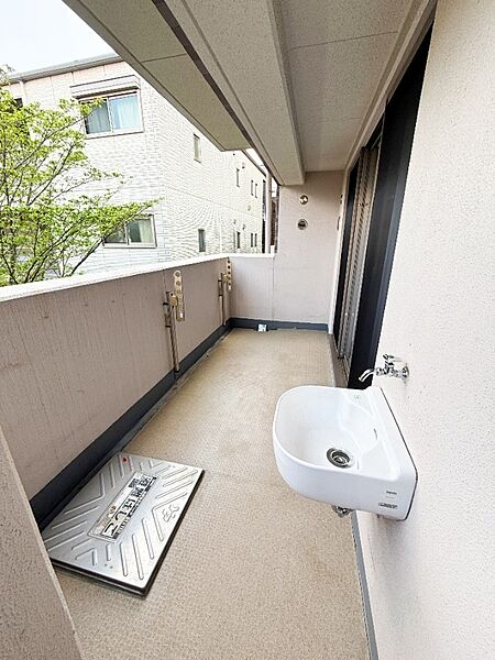 バルコニーにはスロップシンク付きで、ガーデニングや靴洗いなど多用途に活躍