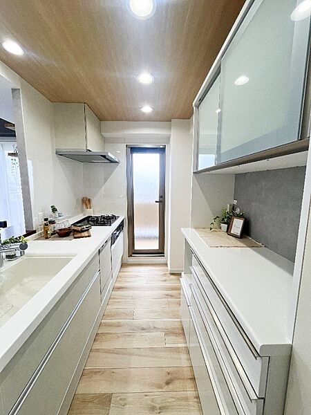 背面には家電も置ける食器棚付きで毎日の料理をもっとスマートに♪