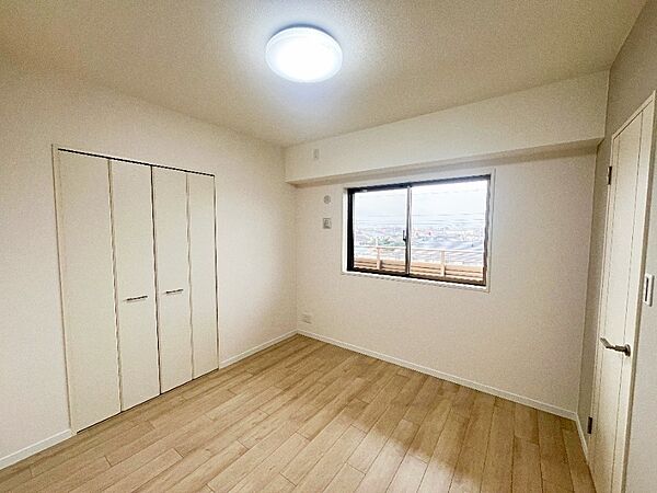 在宅ワークにも、趣味部屋にも。約6.0帖の洋室にはウォークインクローゼットとストレージ付きで使いやすさ◎